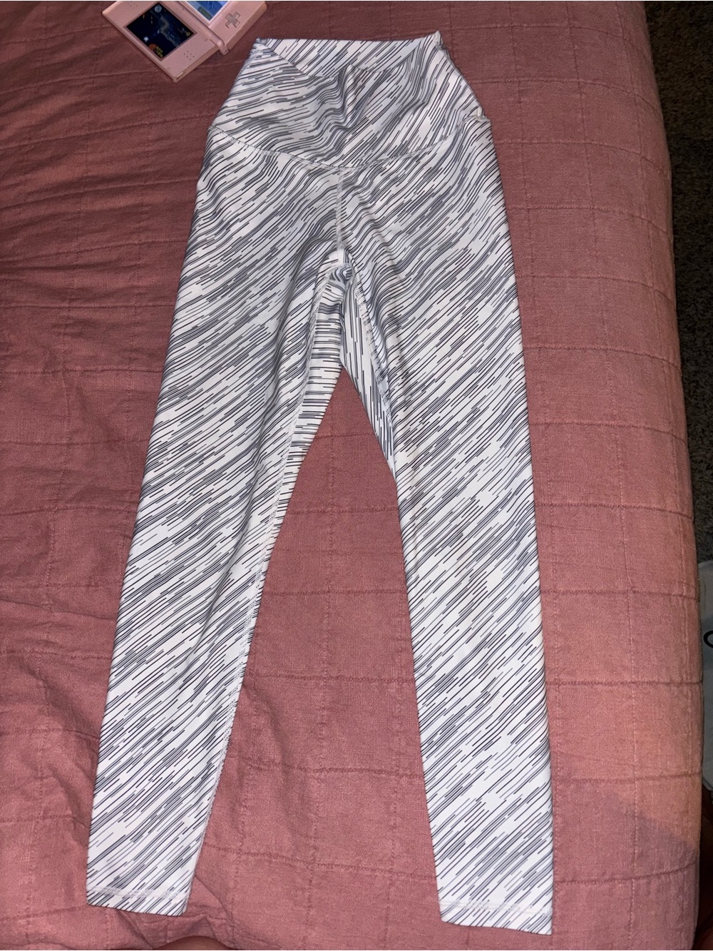 P'tula White Leggings with Gray Scribble Print